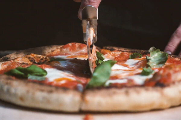 Foto van een pittige pizza met hot sauce